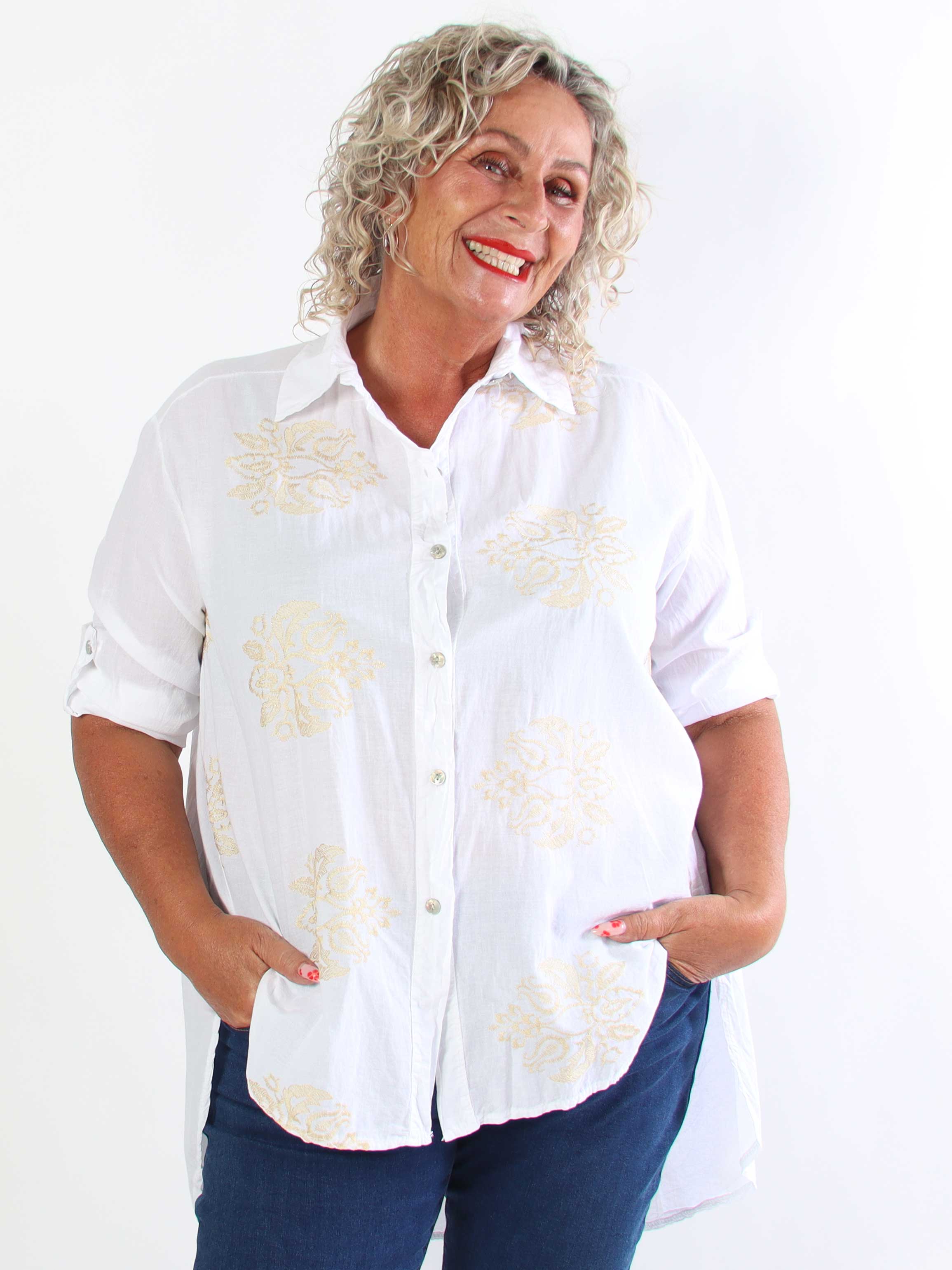 Catherina – Elegant plus size bomullsskjorta med fina, broderade gulddetaljer